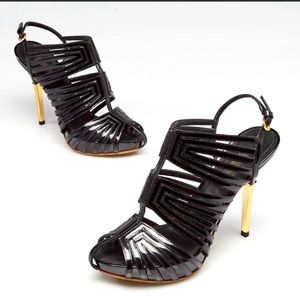 Beautiful pair of shoe! can’t fit them! Box included! They are cut too small,